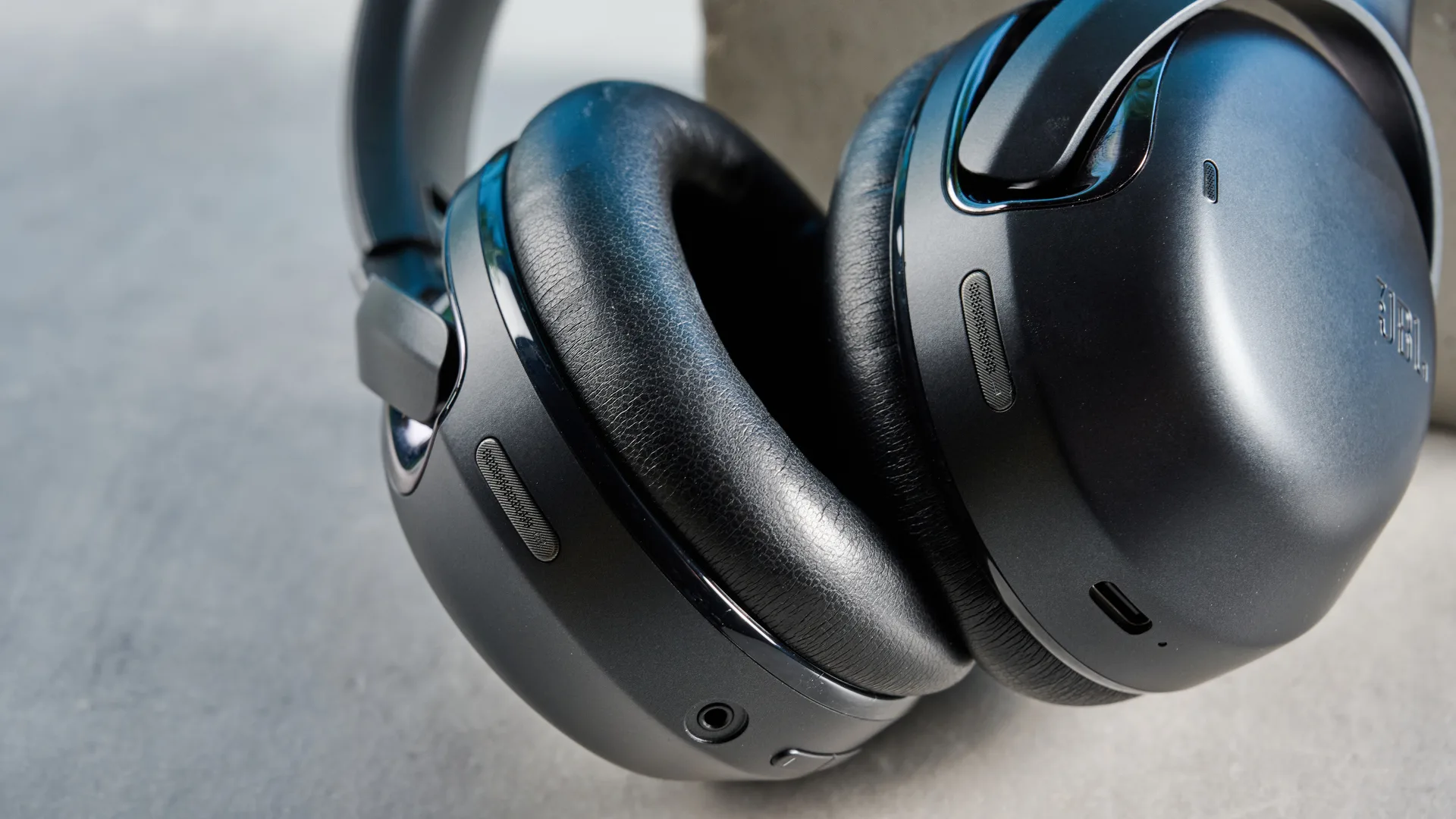 JBL Tour One M2 Black image 2